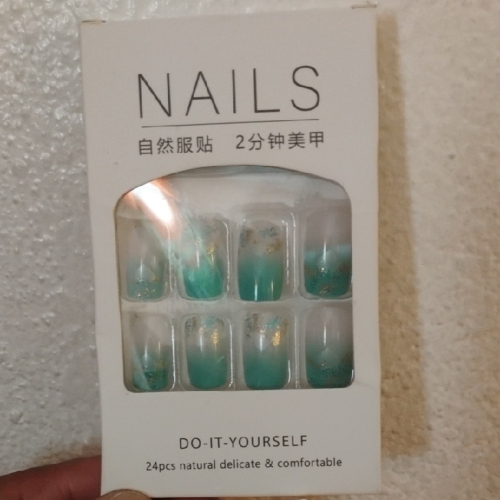 Green and Gold DIY Nail Set